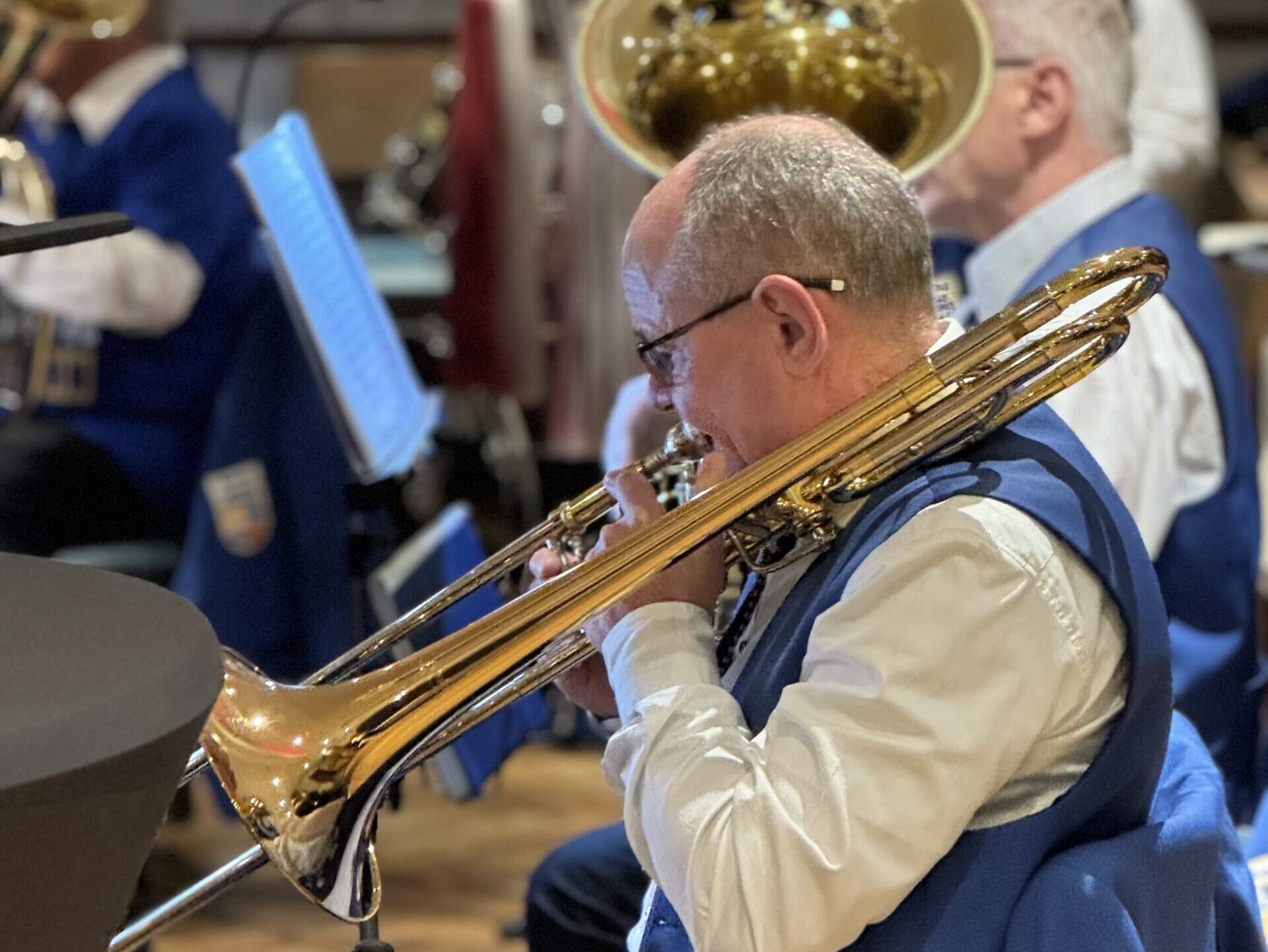 Posaunist des Musikzug TV1848 Schwabach spielt Blasmusik mit der Posaune