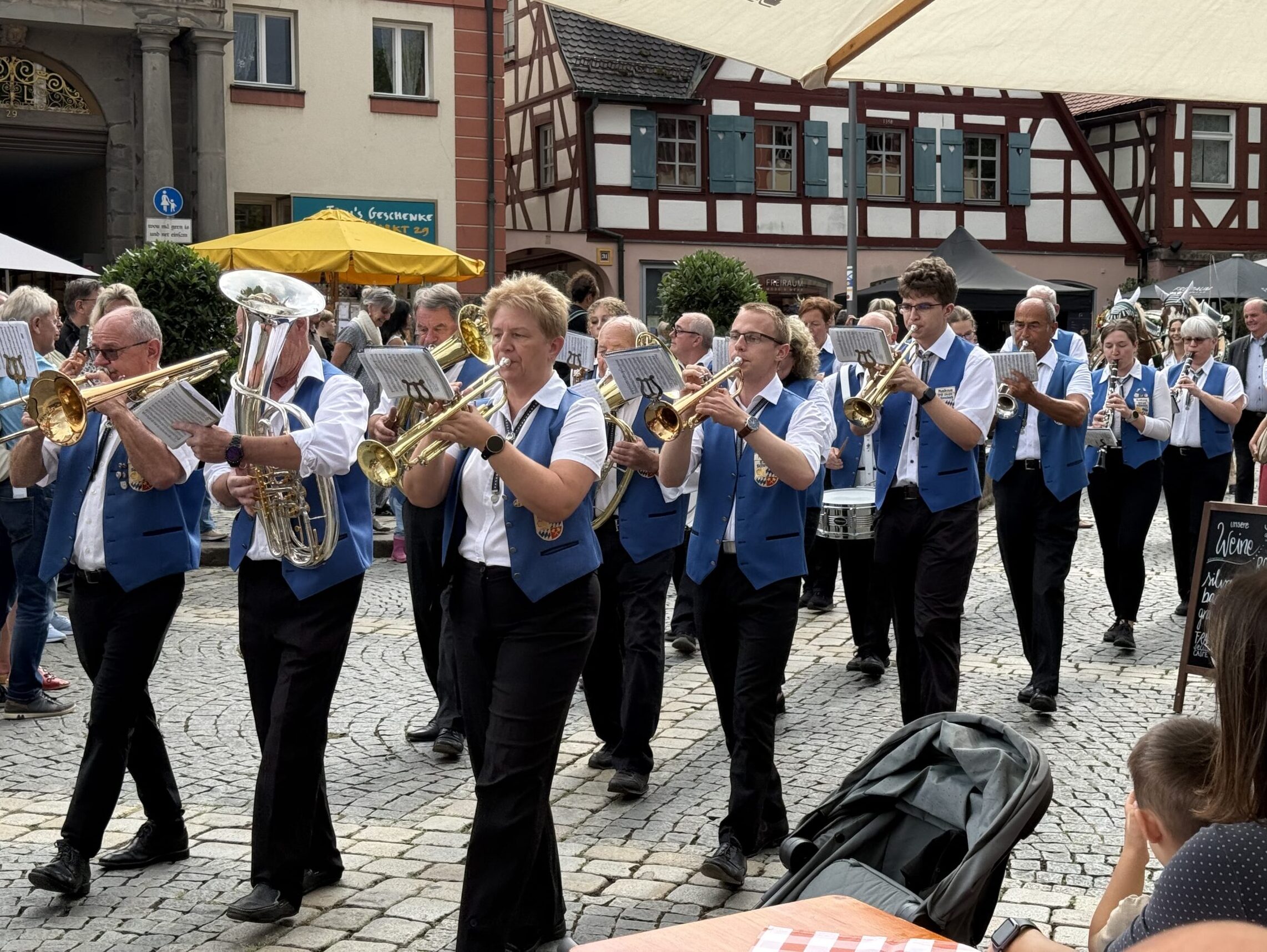 Der Musikzug Schwabach spielt Blasmusik bei der Bürgerfest Eröffnung in Schwabach