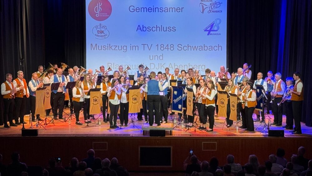 Der Musikzug im TV1848 und die Blasmusik DJK Abenberg spielen gemeinsam bei einem Konzert
