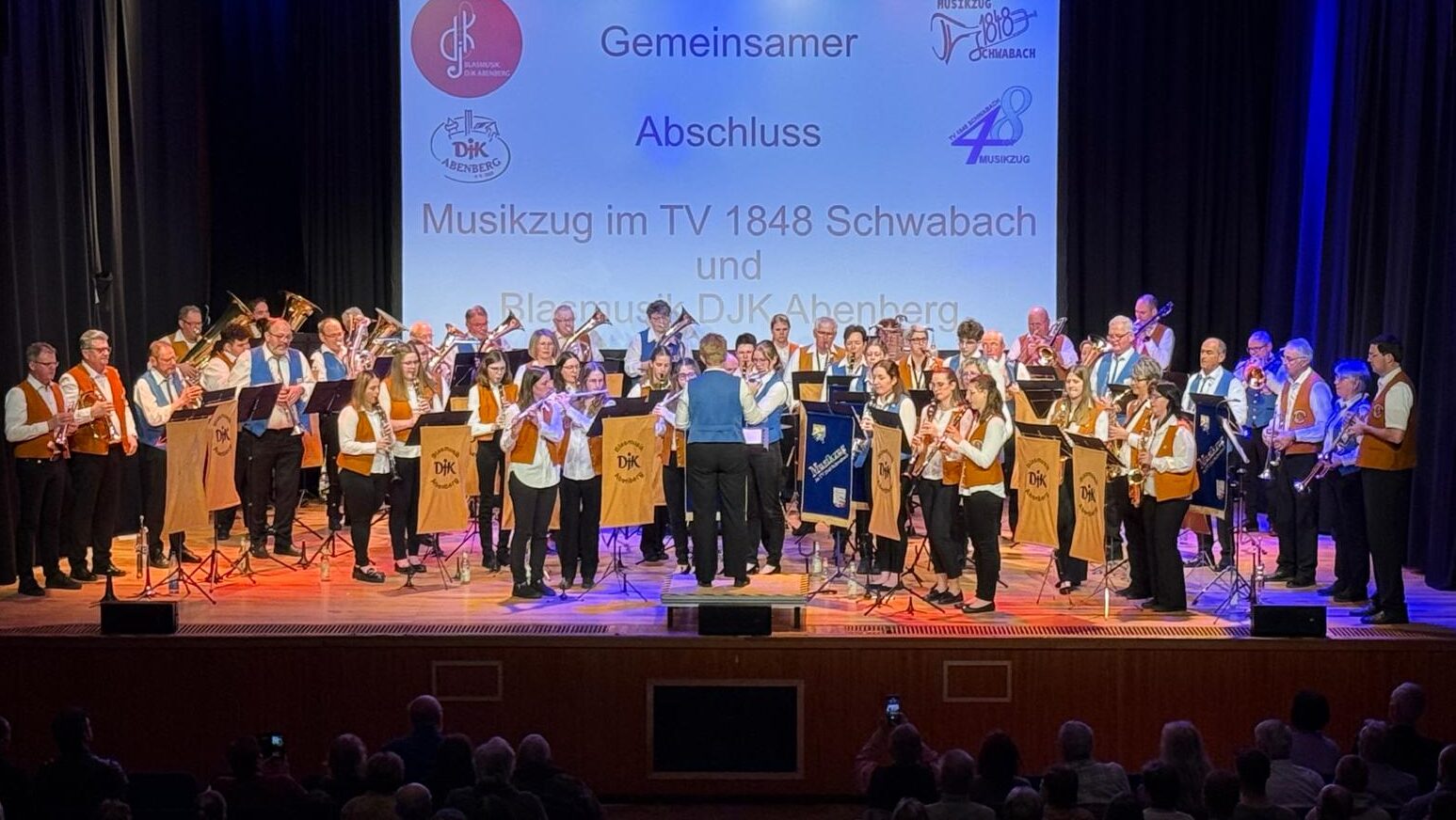 Der Musikzug im TV1848 und die Blasmusik DJK Abenberg spielen gemeinsam bei einem Konzert